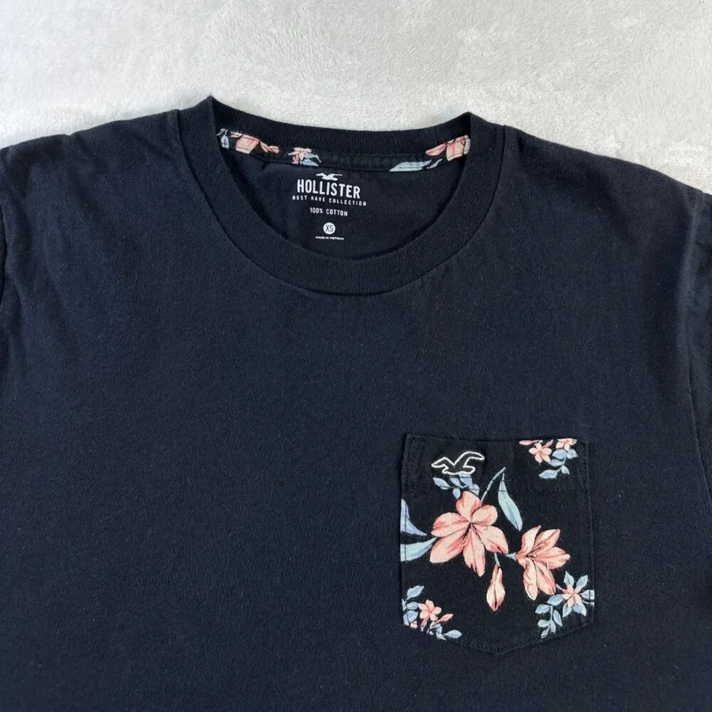 Hollister Mens Navy T-Shirt With Floral Pocket Design Size XS 100% Cotton - Picture 2 of 5